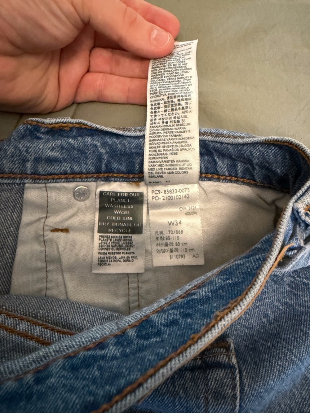 Levi Shorts- Worn once (Size 33) - Picture 3 of 5